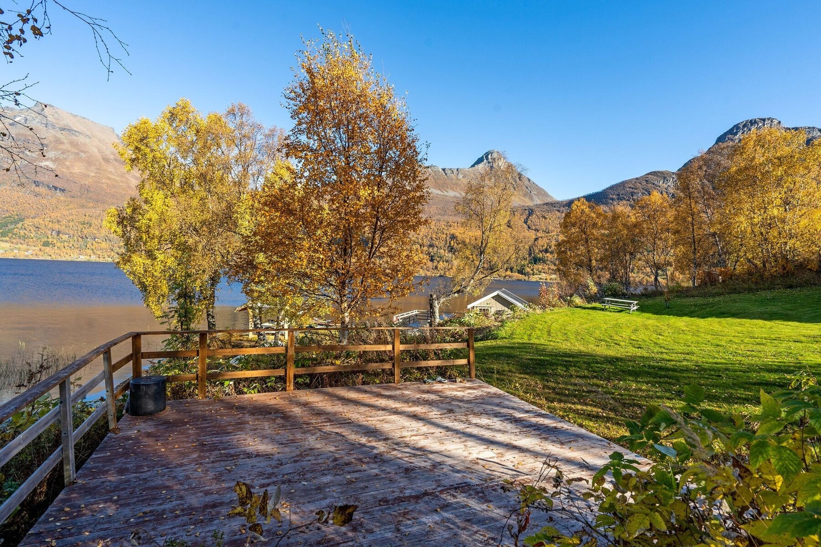 Stor platting nede ved vannet Galleribilde