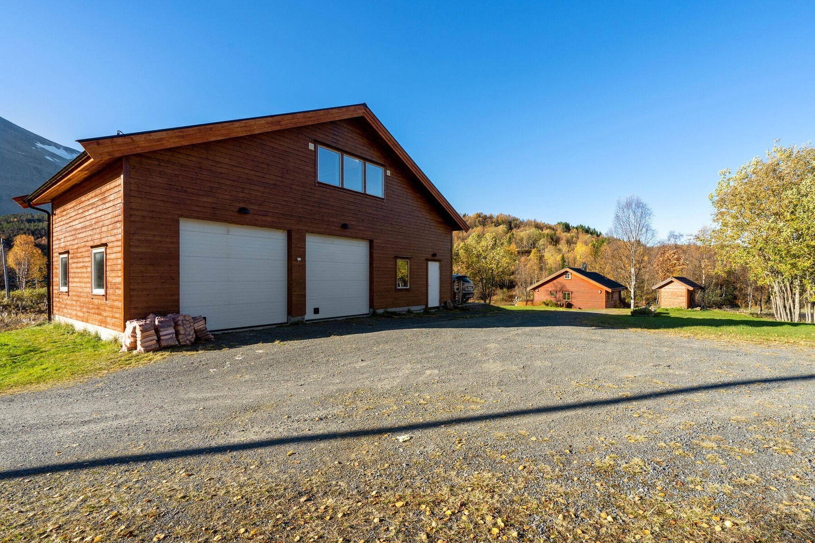 Stor dobbelgarasje med stor lagringsrom + rom i 2. etasje Galleribilde