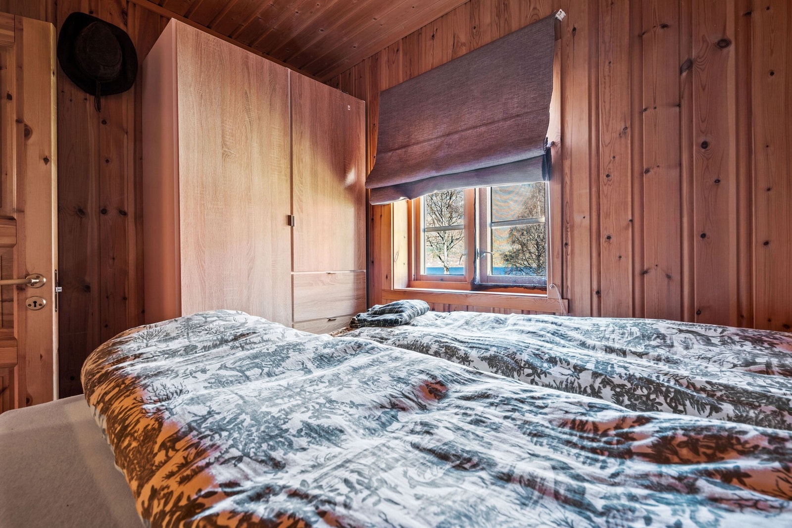 Garderobeskap på hovedsoverommet Galleribilde