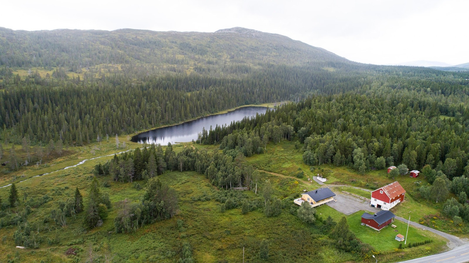 Nedlagt småbruk beliggende i landlige omgivelser på Smalåsen ca. 20 km nord for Namsskogan sentrum Galleribilde