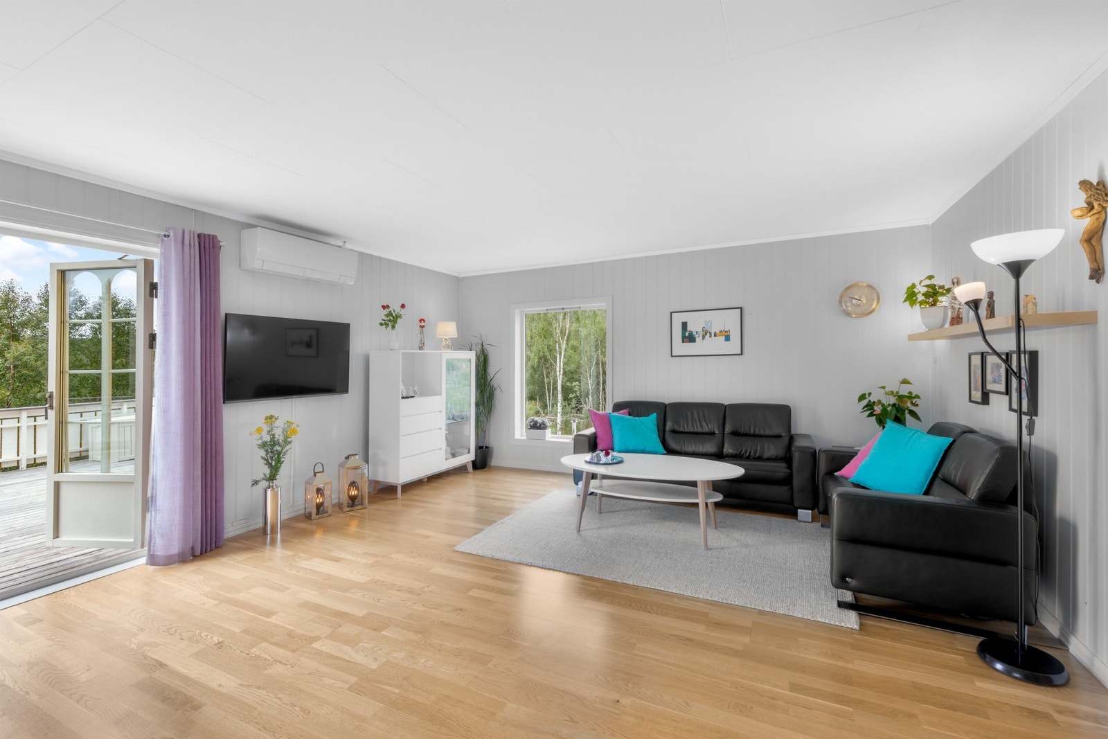 Lys og åpen stue med godt lysinnslipp Galleribilde