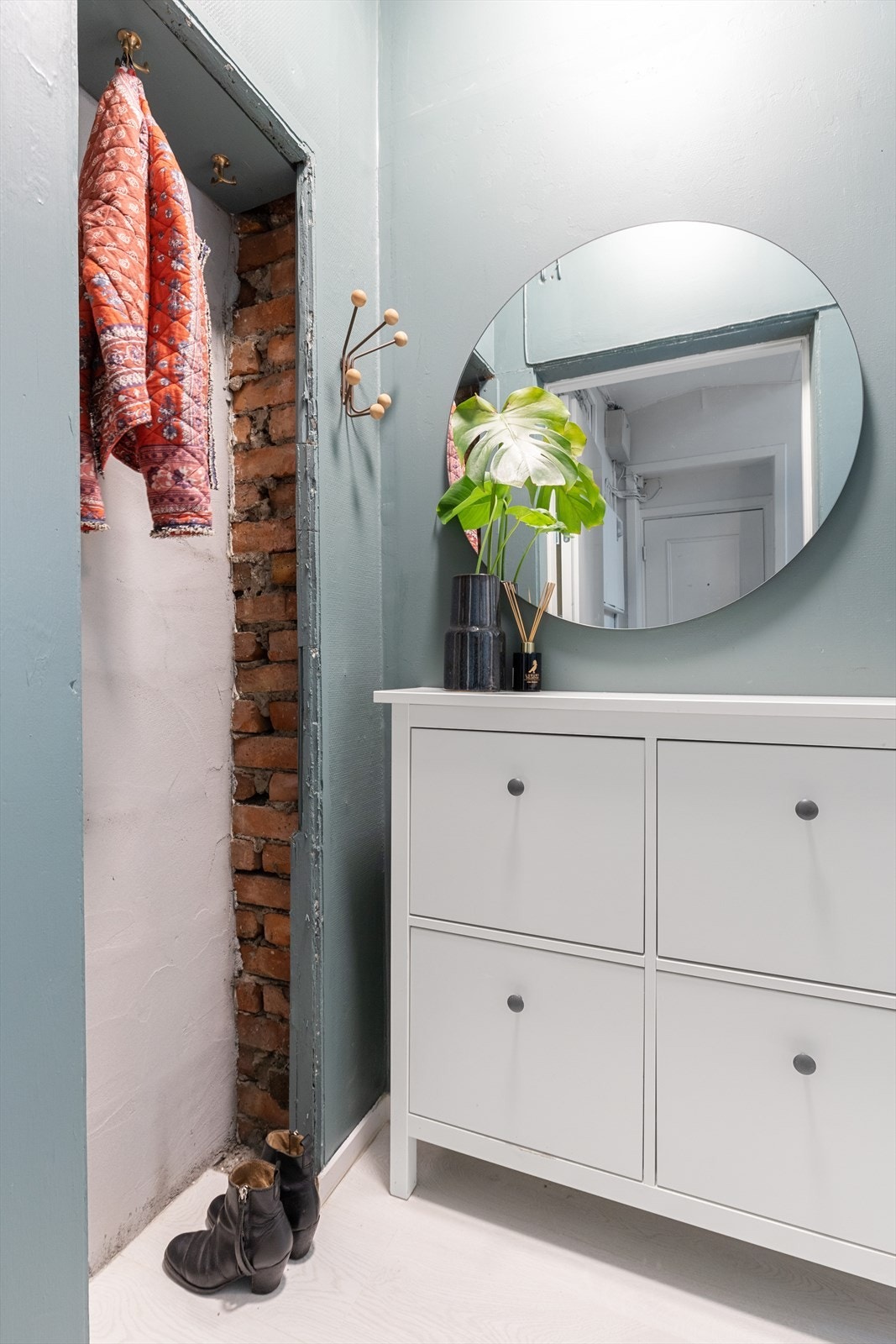 Velkommen inn - entré med plass til oppbevaring av yttertøy Galleribilde