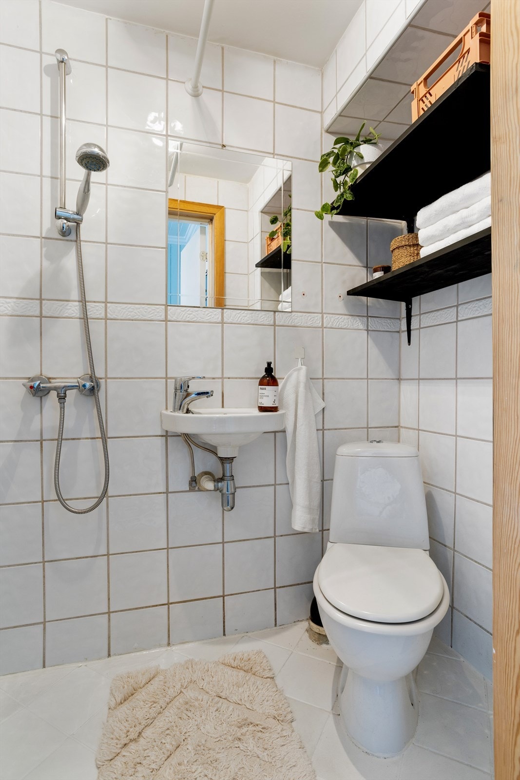 Flislagt baderom med servant, dusj og wc Galleribilde