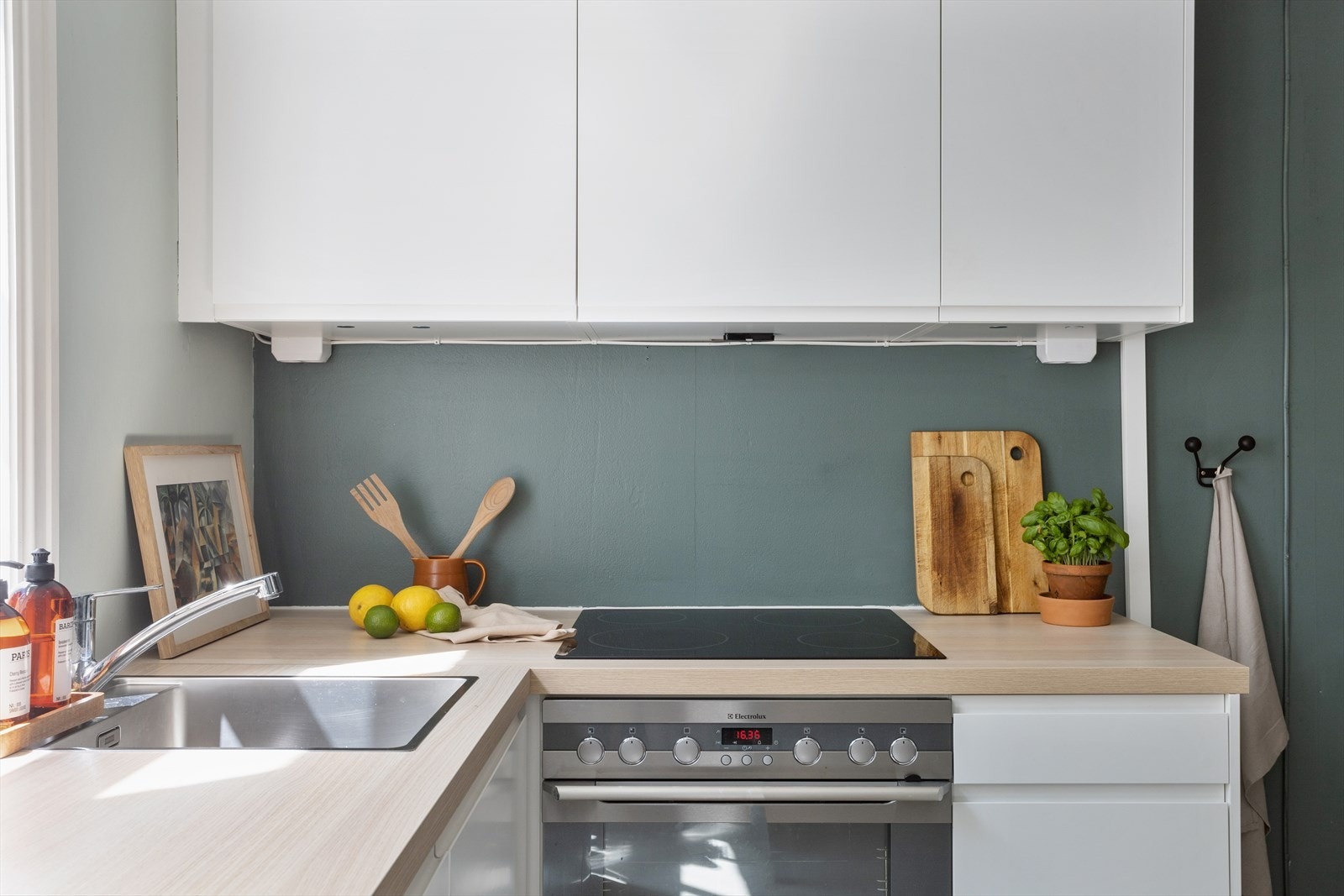 Boligen er malt i 2021 med farger som skaper en herlig atmosfære Galleribilde