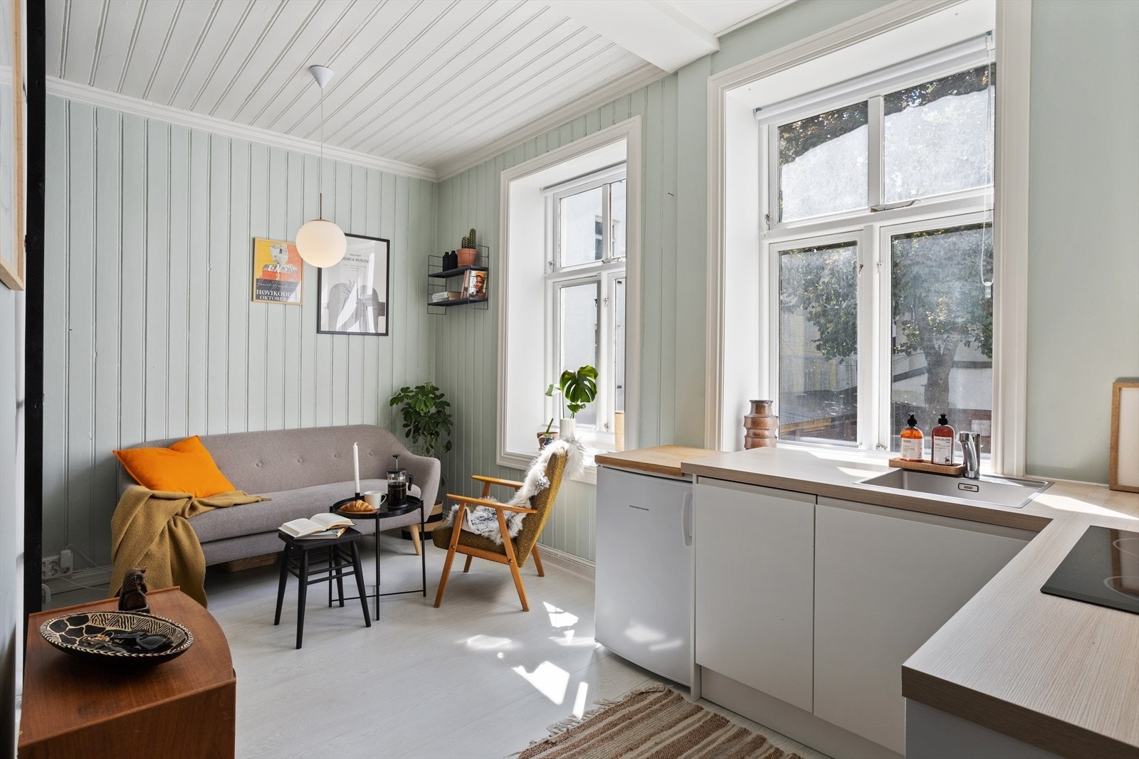 Sjarmerende stue - leiligheten har store vinduer som slipper inn rikelig med naturlig lys Galleribilde