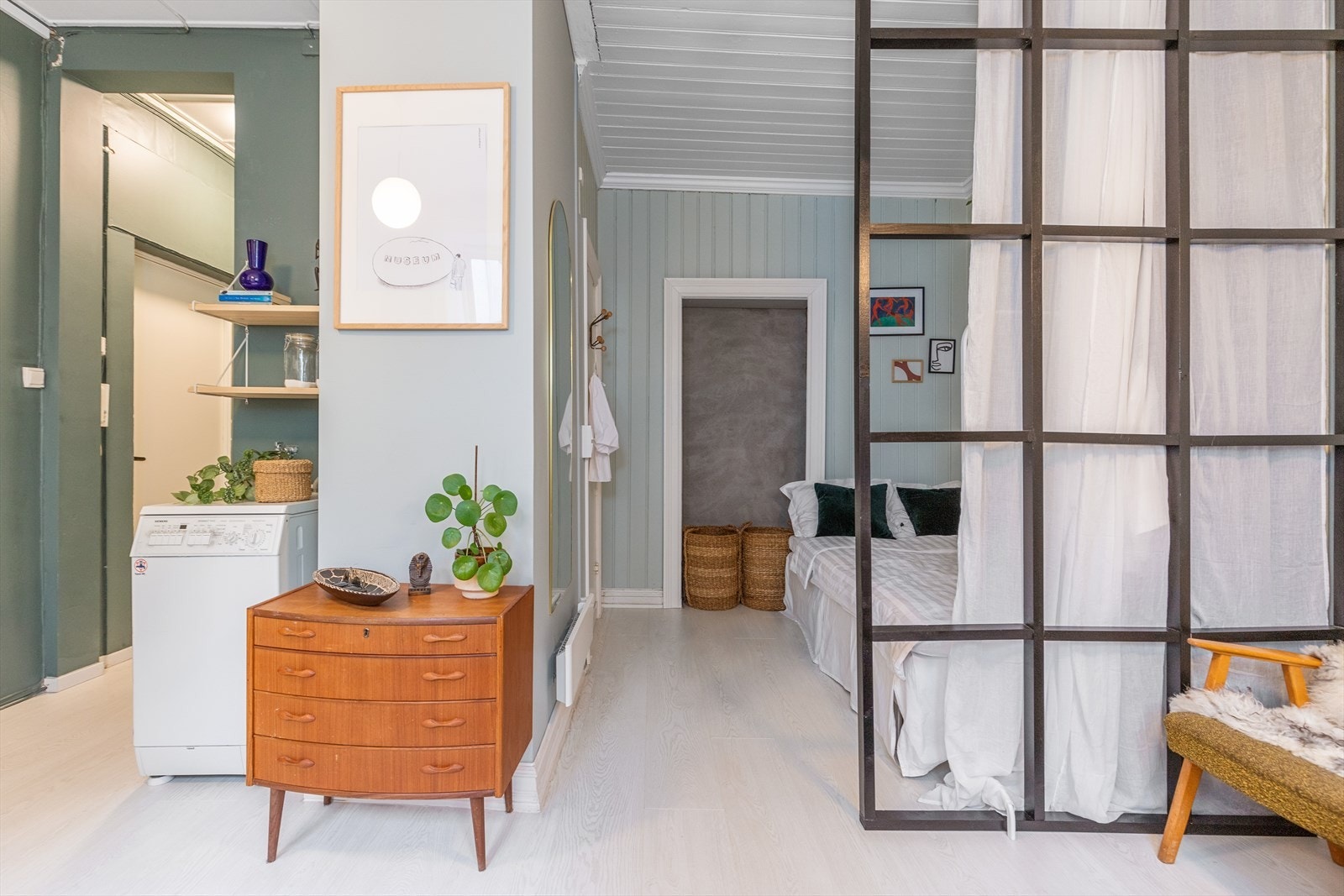 Leiligheten er malt i behagelige farger som skaper en avslappende atmosfære Galleribilde