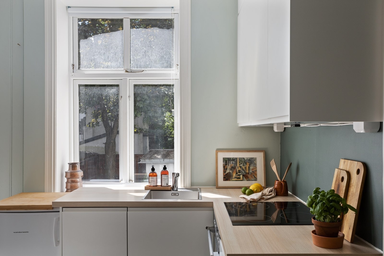 Nytt Epoq kjøkken fra 2021 med tidløse slette fronter og lekker benkeplate i lys laminat Galleribilde