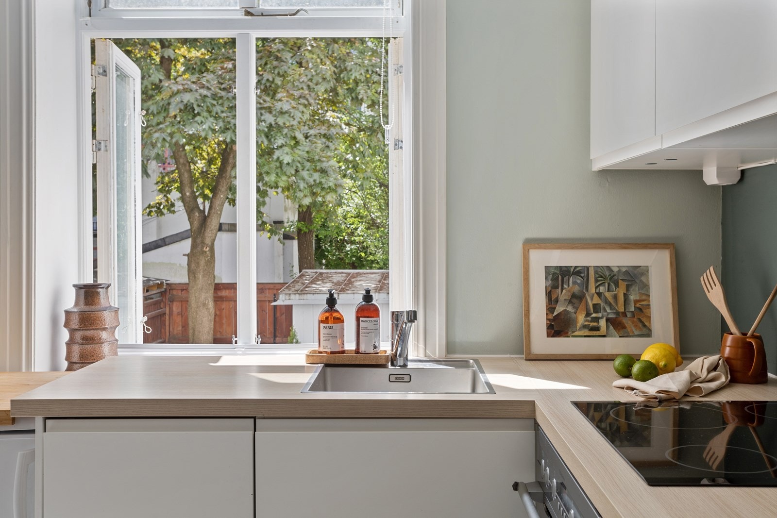 Hele leiligheten vender inn mot rolig bakgård Galleribilde