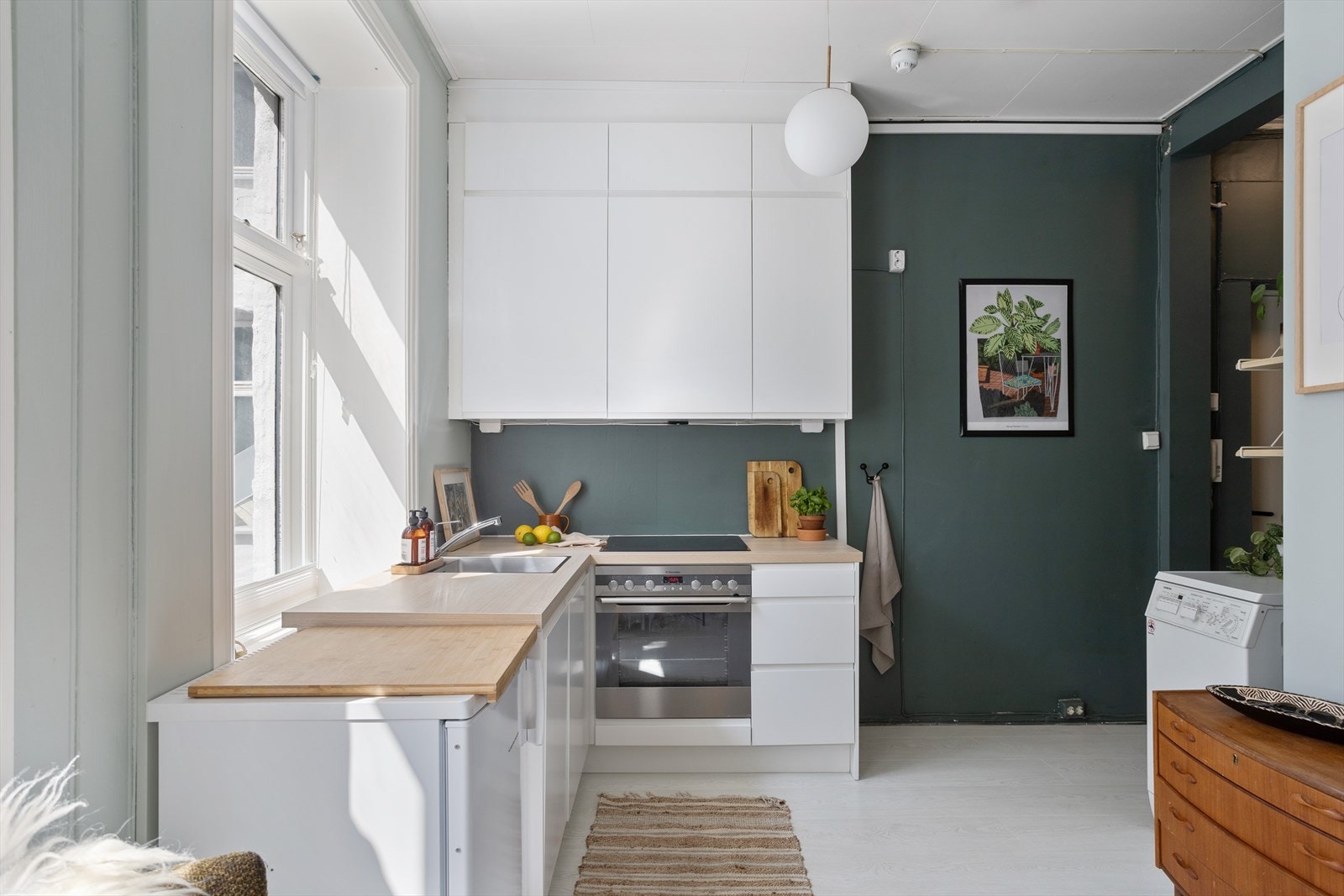 Leiligheten har en generøs takhøyde og vinduer som slipper inn rikelig med naturlig lys Galleribilde