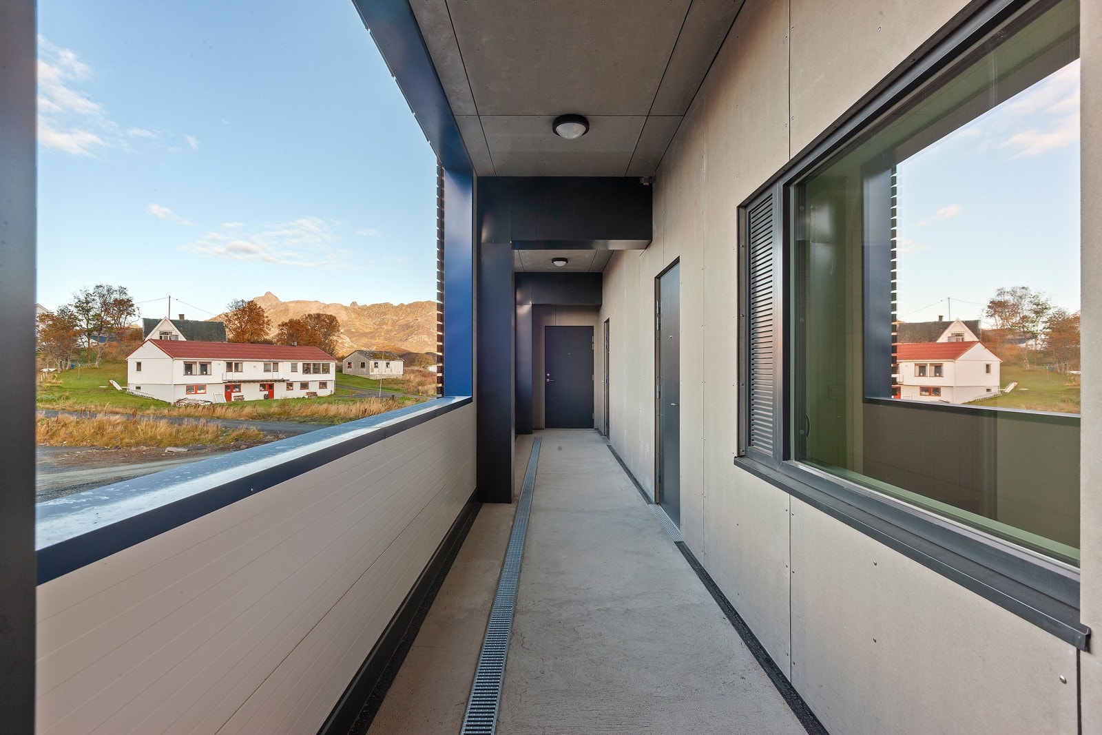 Overbygd gang for tilkomst til leilighetene. Galleribilde