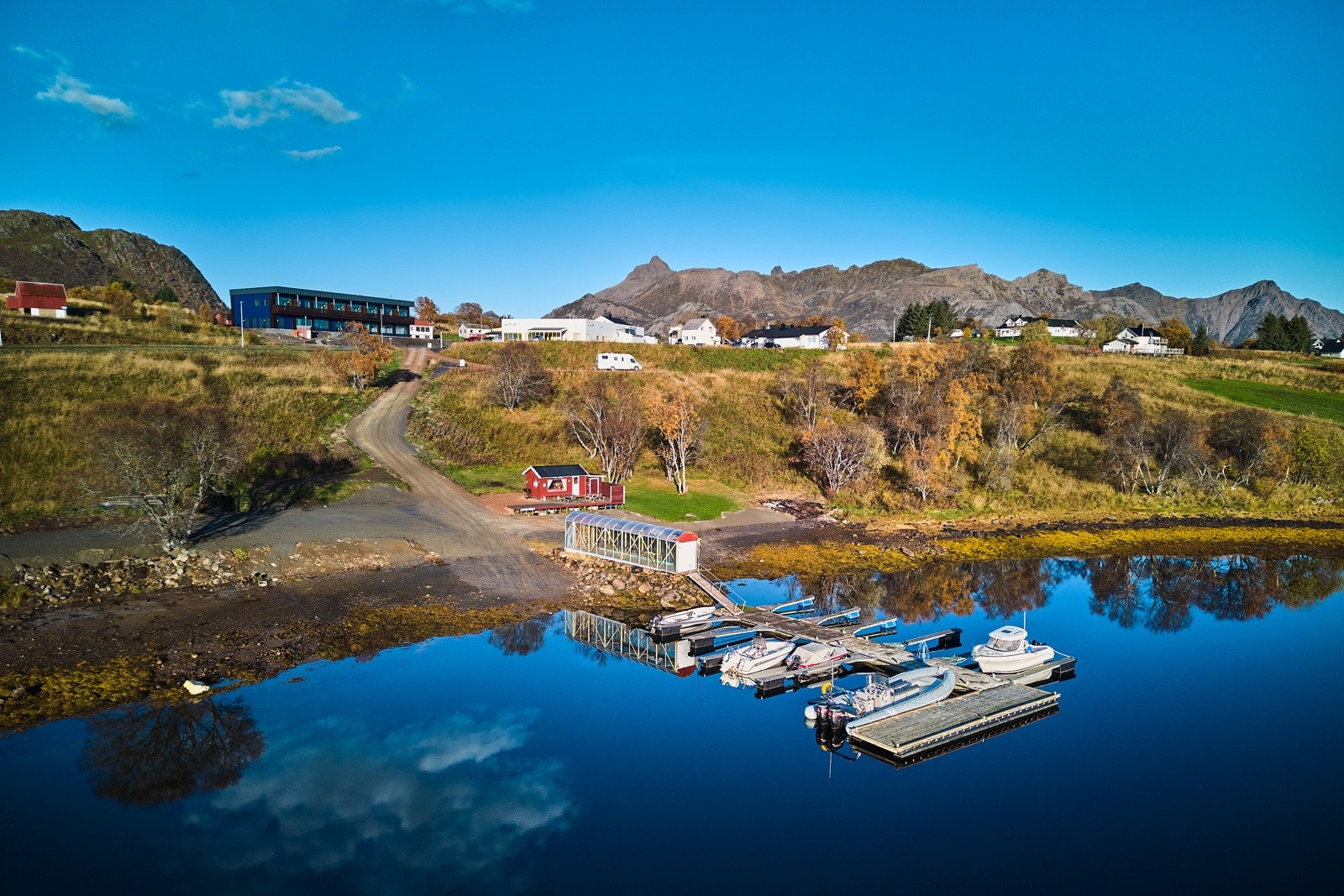 En kort spasertur så er du nede ved sjøen. Galleribilde