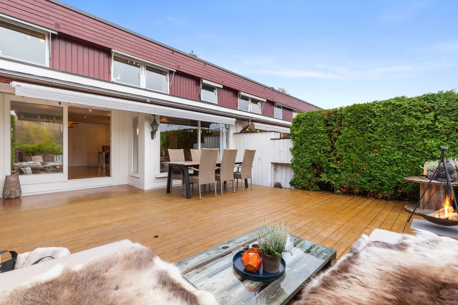Herlig og usjenert med liten trapp til hagen. Terrassen måler ca. 45 m² og har meget gode sol- og lysforhold. Galleribilde