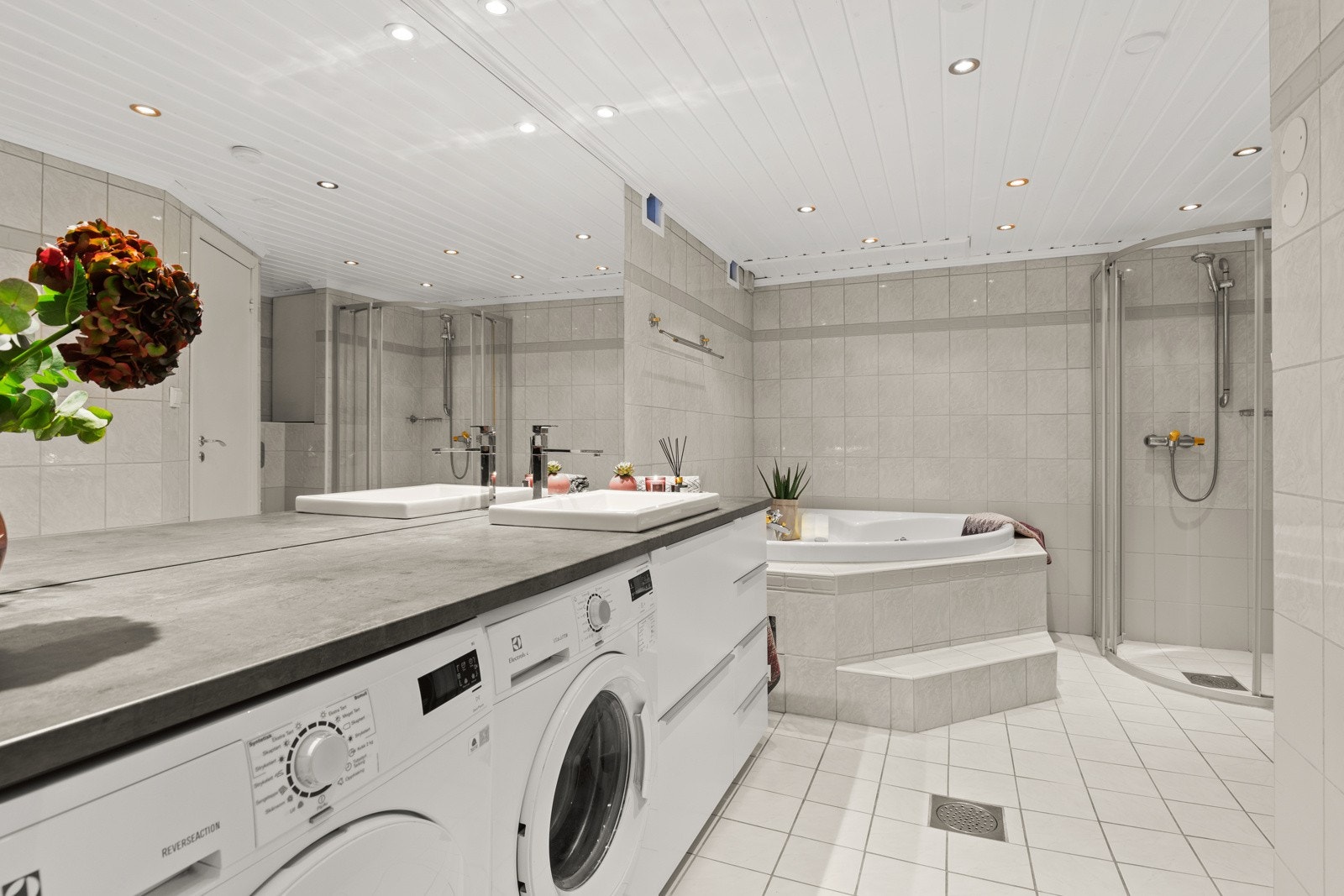 Hovedbad - Det generøse hovedbadet har i tillegg et innfliset boblebadekar, massasjedusj og opplegg til vaskemaskin og tørketrommel. Galleribilde