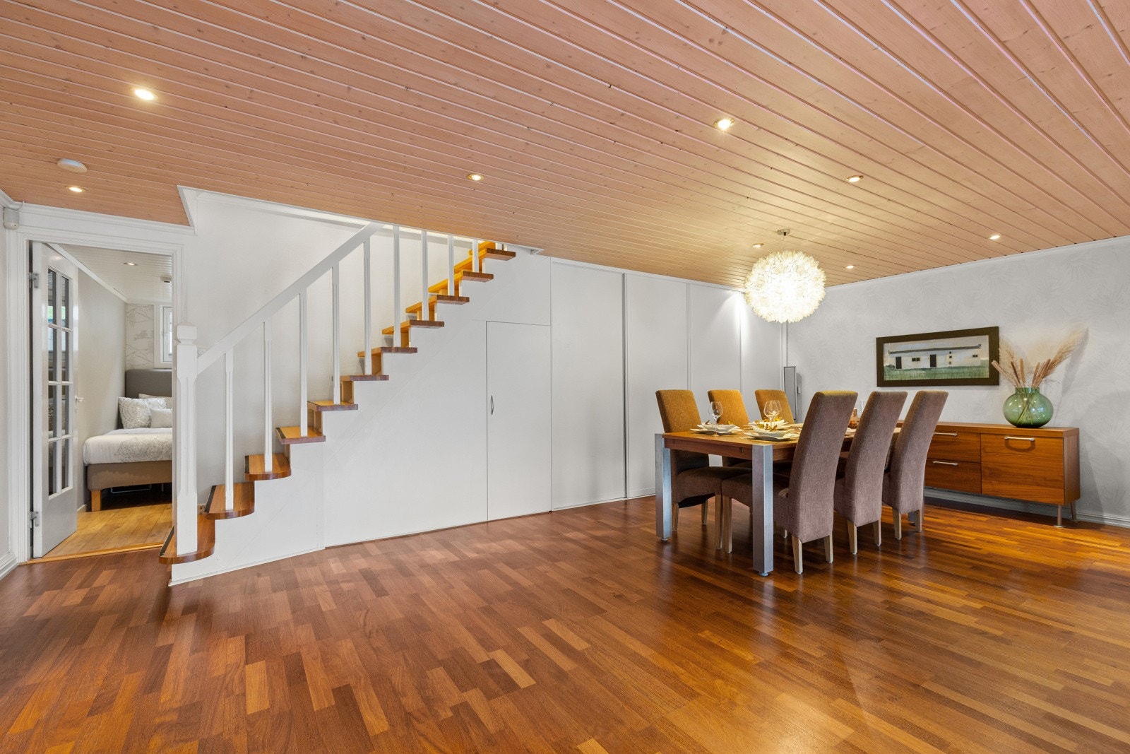 Spesialdesignet skyvedørsgarderobe fra Garderobeeksperten med innebygd belysning. Her er det mulig å fjerne garderobe og sette inn peis om ønskelig. Galleribilde