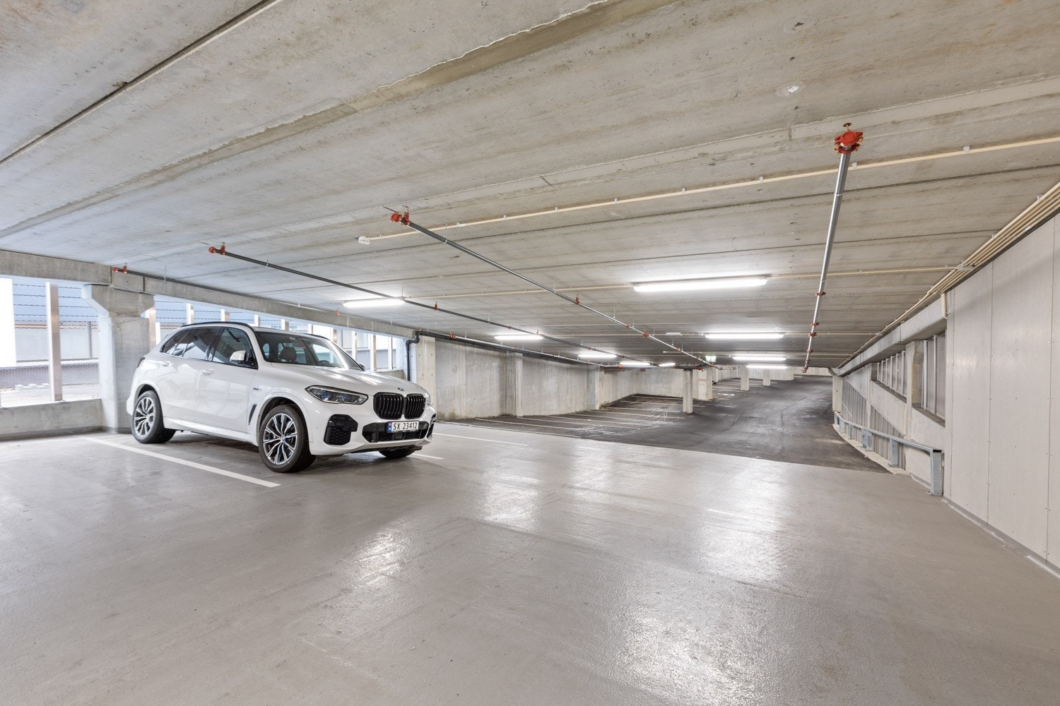 Stor parkeringskjeller med lademulighet for EL-bil. Galleribilde