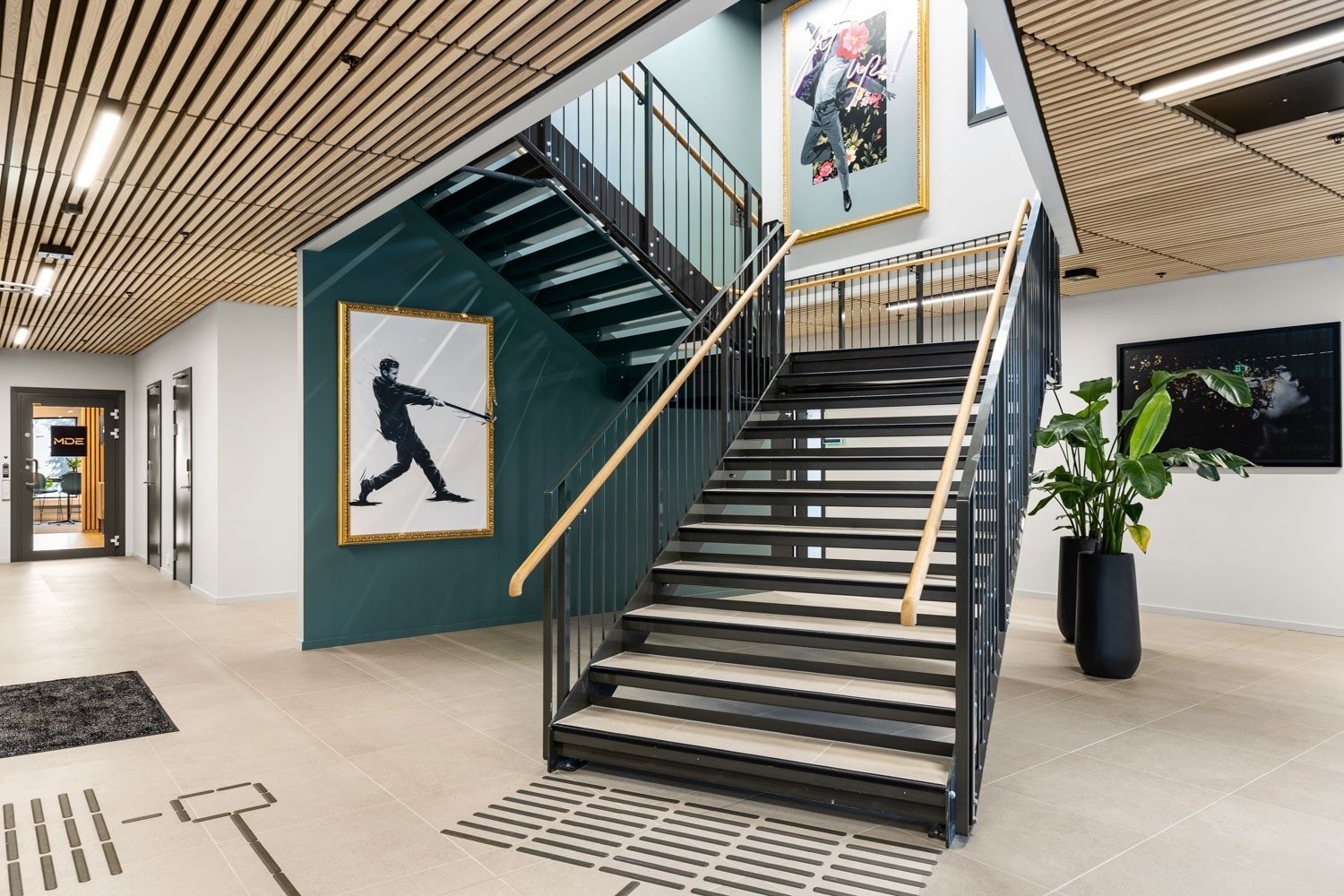 Attraktive fellesområder utsmykket med kunst. Galleribilde