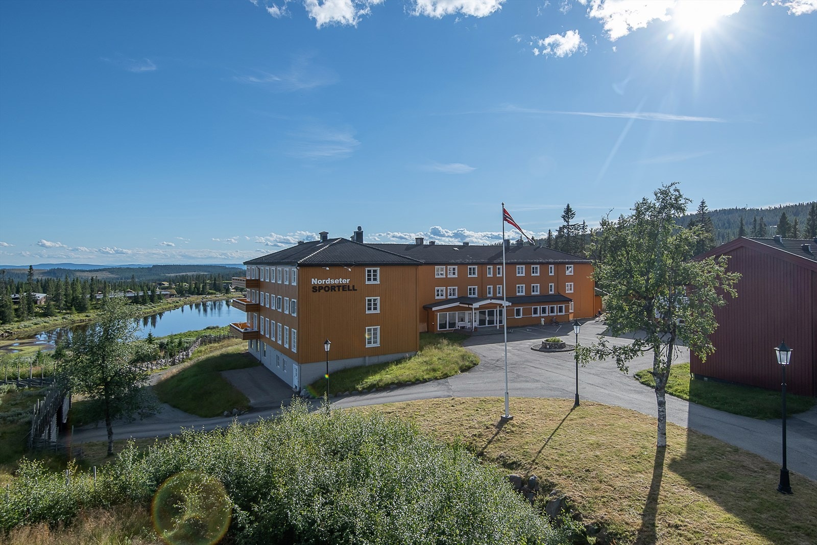 Leiligheten ligger i toppetasjen og har fritt utsyn mot Landetjern. Galleribilde