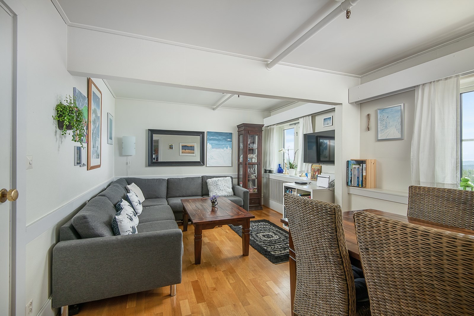 Leiligheten er holdt i lyse farger og har parkett i de fleste rom. Galleribilde