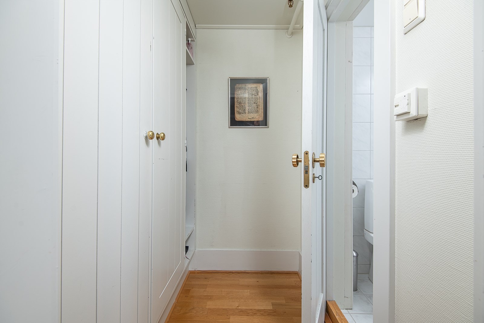 Mellom soverommene og badene er det en gang med garderobeskap. Galleribilde