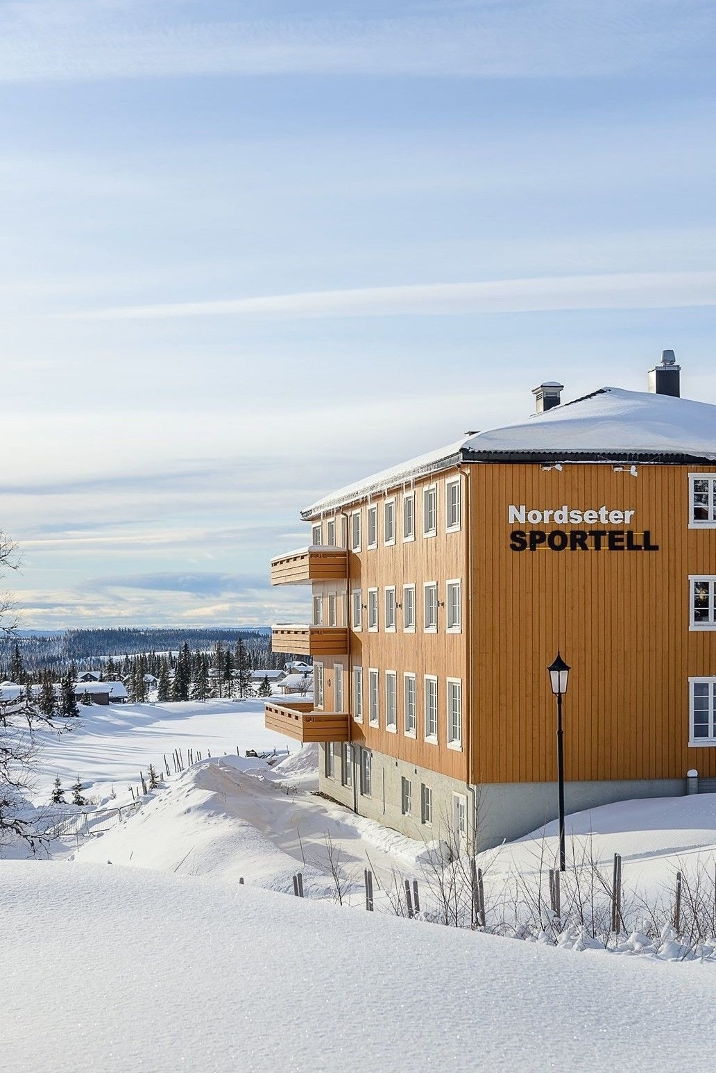 Området ligger ca. 850 moh., nærmest midt i løypenettet mellom Hafjell og Sjusjøen. Det er ca. 6 km. til Sjusjøen og 12 km. til Hafjell. Galleribilde