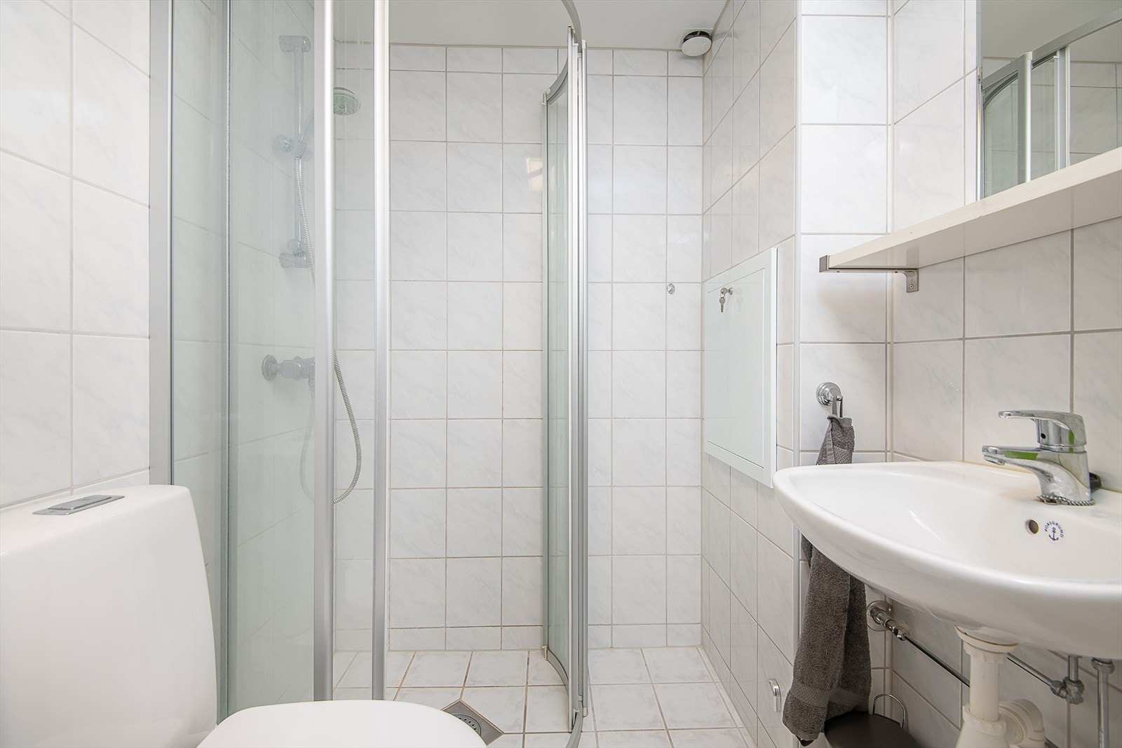 Begge badene har fliser på vegg og gulv. Galleribilde