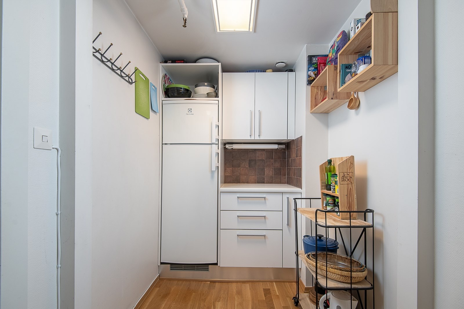 Kjøkkeninnredningen har hvite, slette fronter. Galleribilde