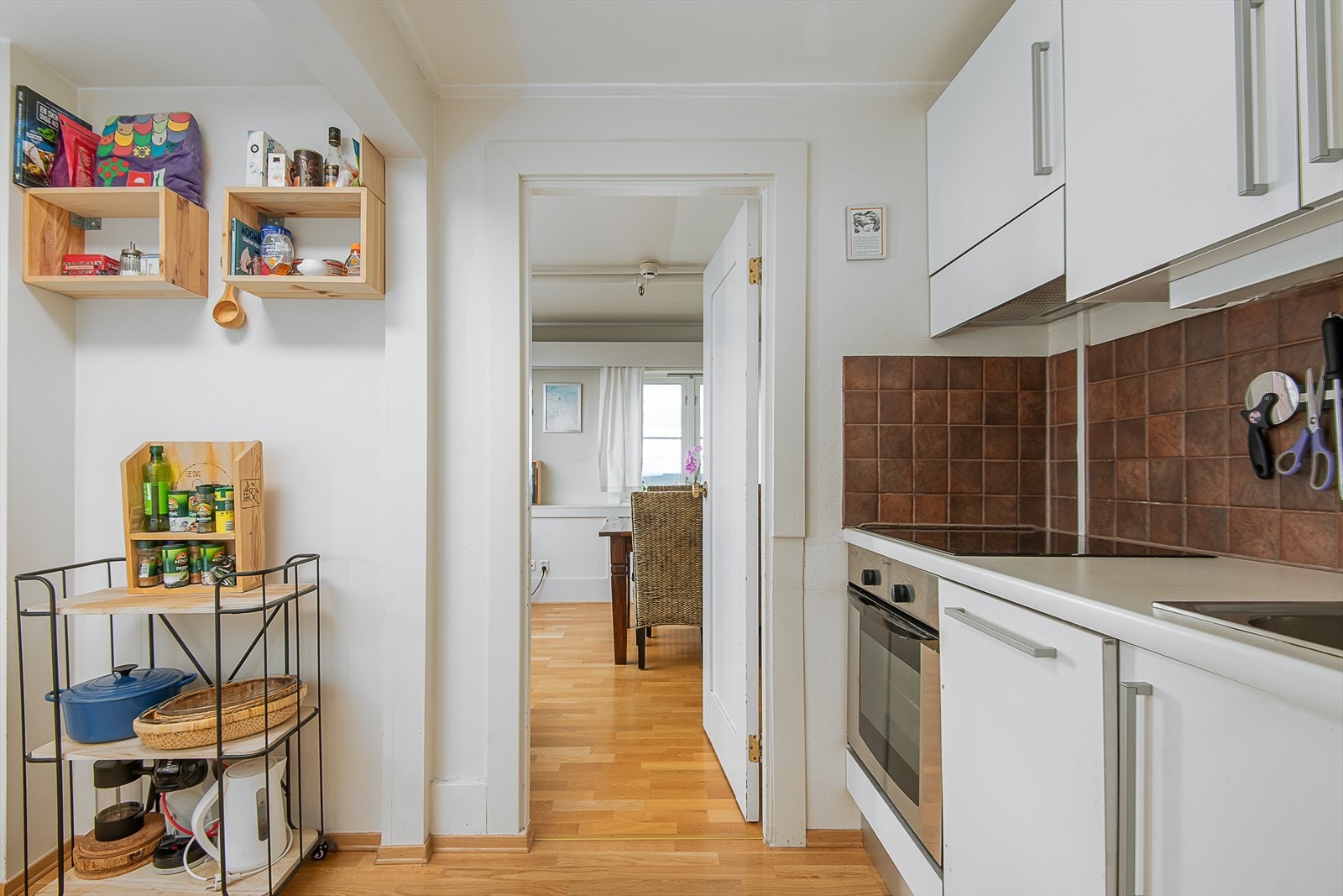 Kjøkkenet ligger i eget rom sammen med inngangen til leiligheten. Galleribilde