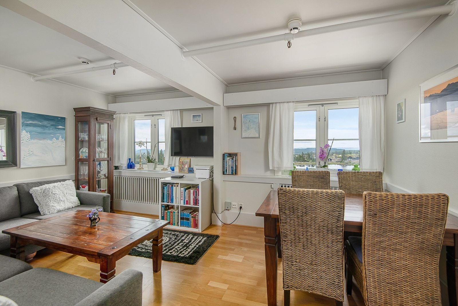 Det er plass til både sofa og spisegruppe i stua. Galleribilde