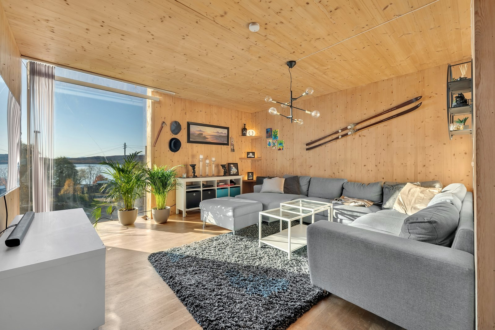 Stue med stort vindu - utsikt mot Sandnessundet/Håkøya