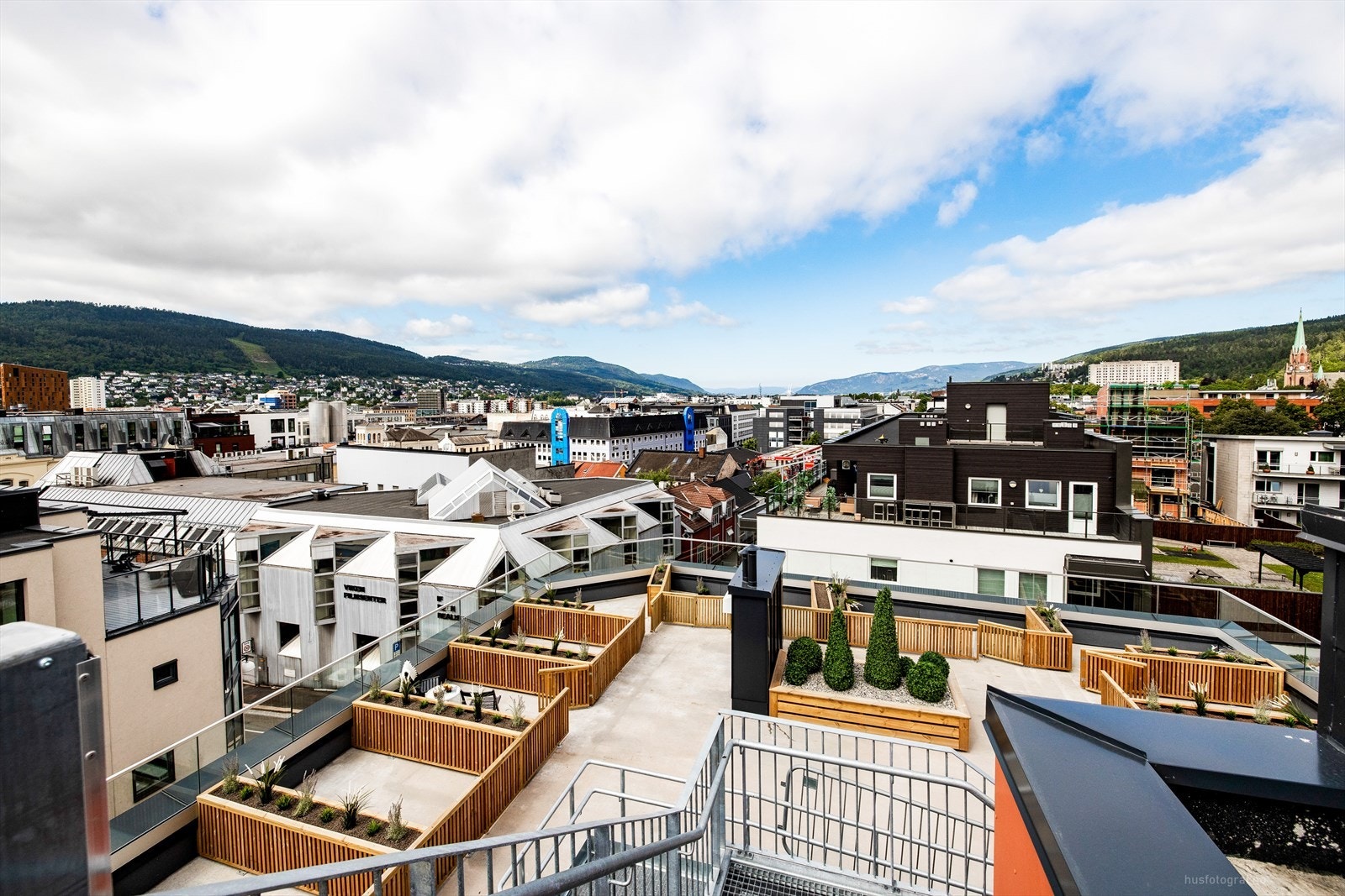 Solrik og flott takterrasse Galleribilde