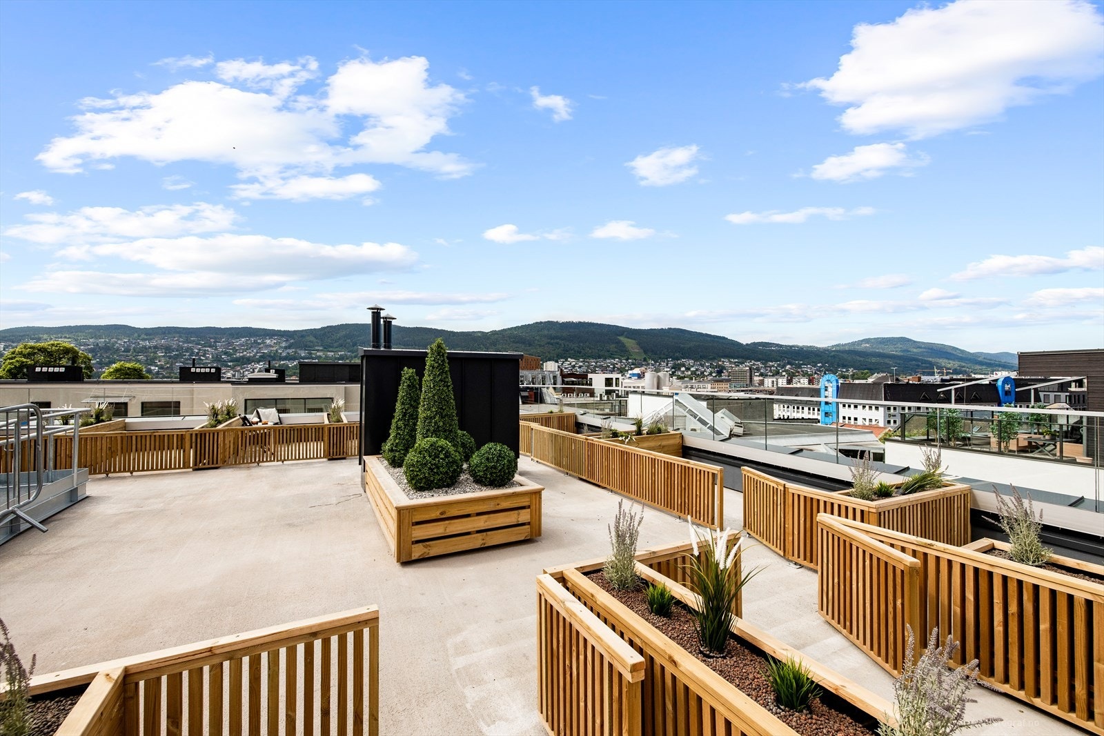 Solrik og flott takterrasse Galleribilde