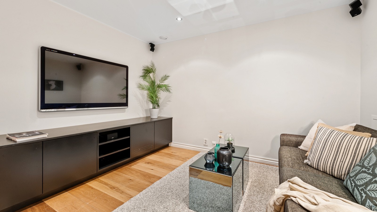 Leiligheten er uvanlig innholdsrik. Dette rommet brukes i dag som "kinorom". Her er det en spesialdesignet seksjon med innebygget lyd og tv anlegg (surround anlegg). Tv og grunnpakke internett fra Altibox er inkl. i felleskostnadene. (Fiber) Galleribilde