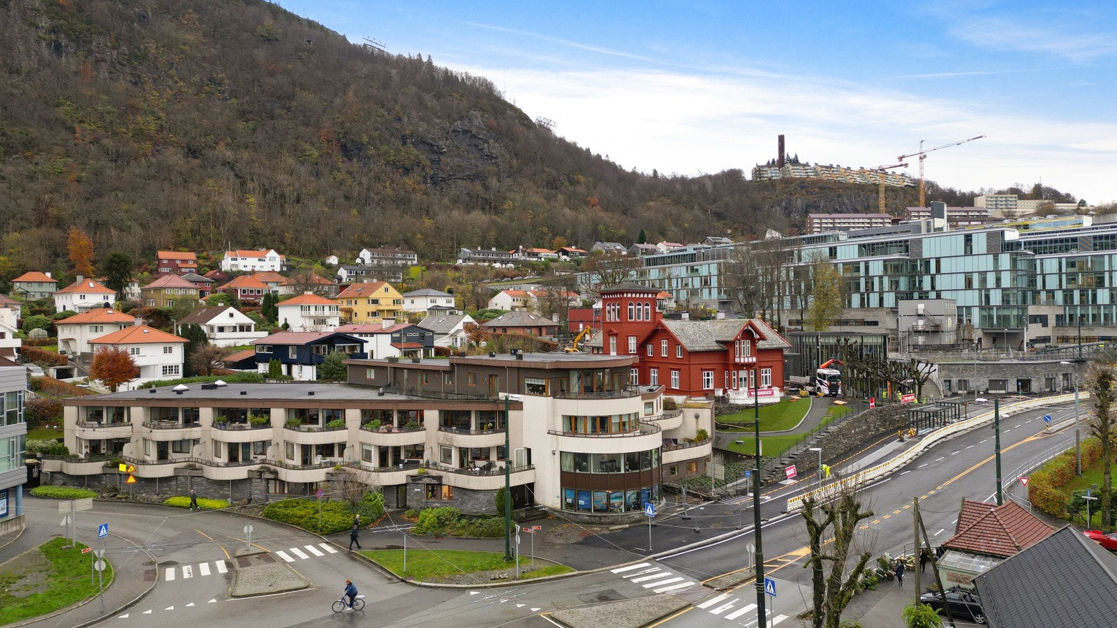"Hele" Helse Bergen nært sagt rett utenfor leilighetskomplekset. Her ligger Haukeland sykehus, Haraldsplass Diakonale Sykehus, Alrek Helseklynge, Ulriksdal Helsepark, Apotek, Volvat, diverse klinikker, Odontologen, tannleger m.m Galleribilde
