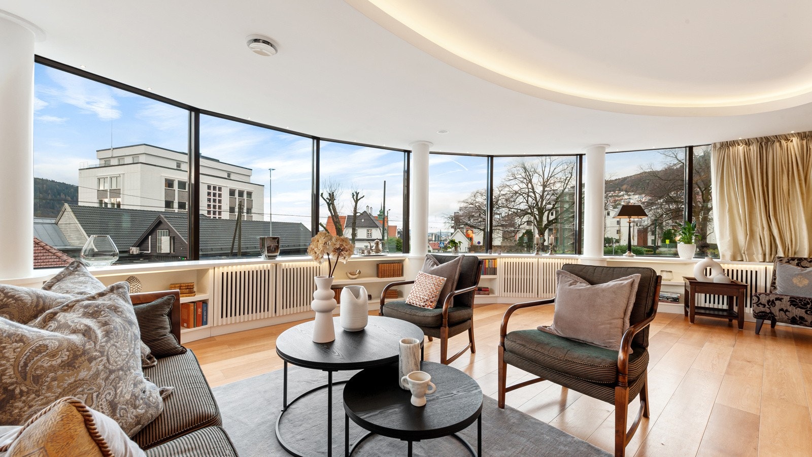 I leiligheten er det høy teknisk standard. Vannbåren varme, varmpepumpe, balansert ventilasjon, lekker belysning og integrert Bose høytalersystem inne og på terrassen for å nevne noe. Galleribilde