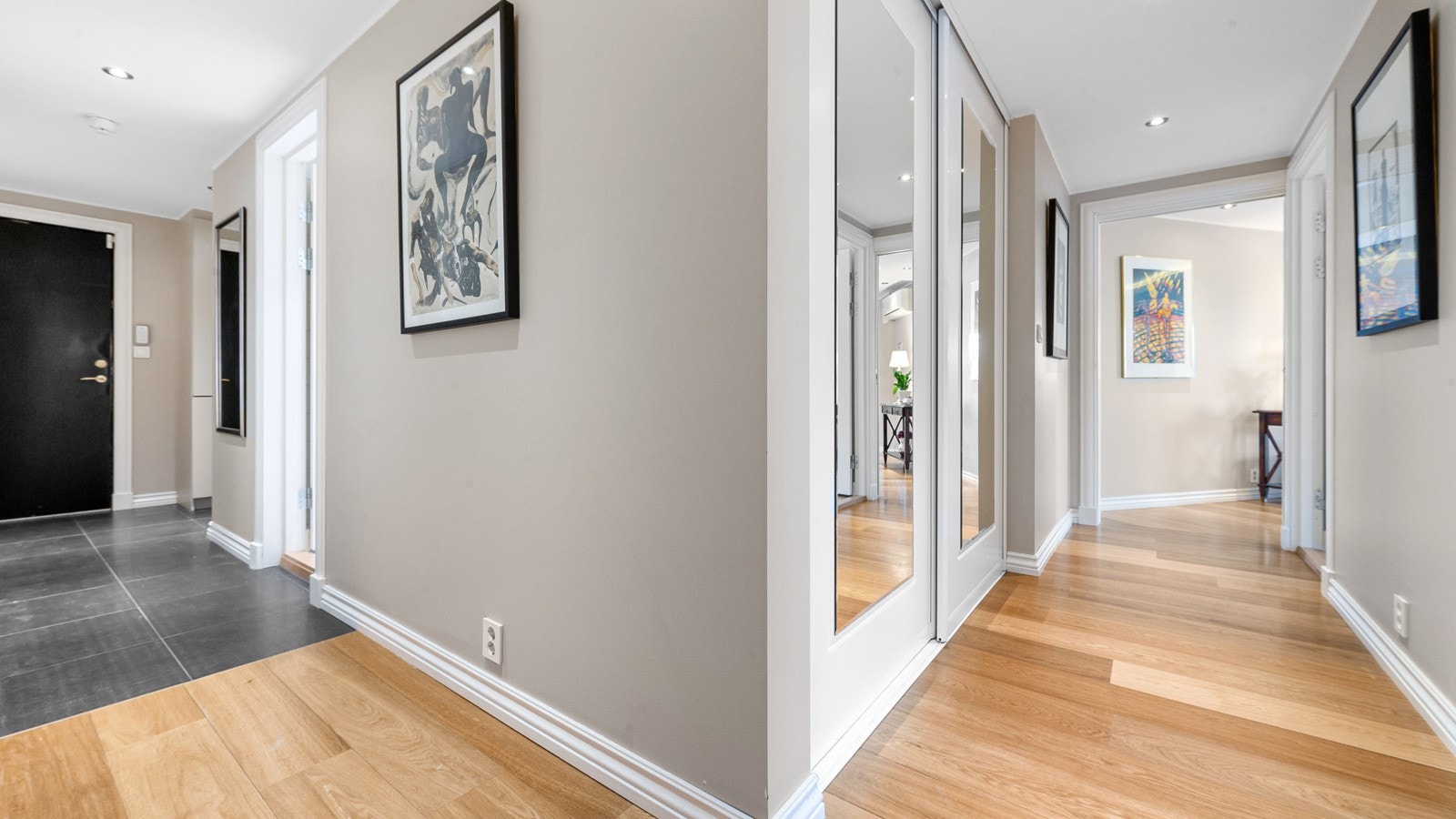 Videre er det meget god oppbevaringsplass i leilighetens to tilhørende eksterne boder på hhv. på 4,8 m² i underetasje og en bod i samme etasje som leiligheten på hele på 12,3 m². Galleribilde
