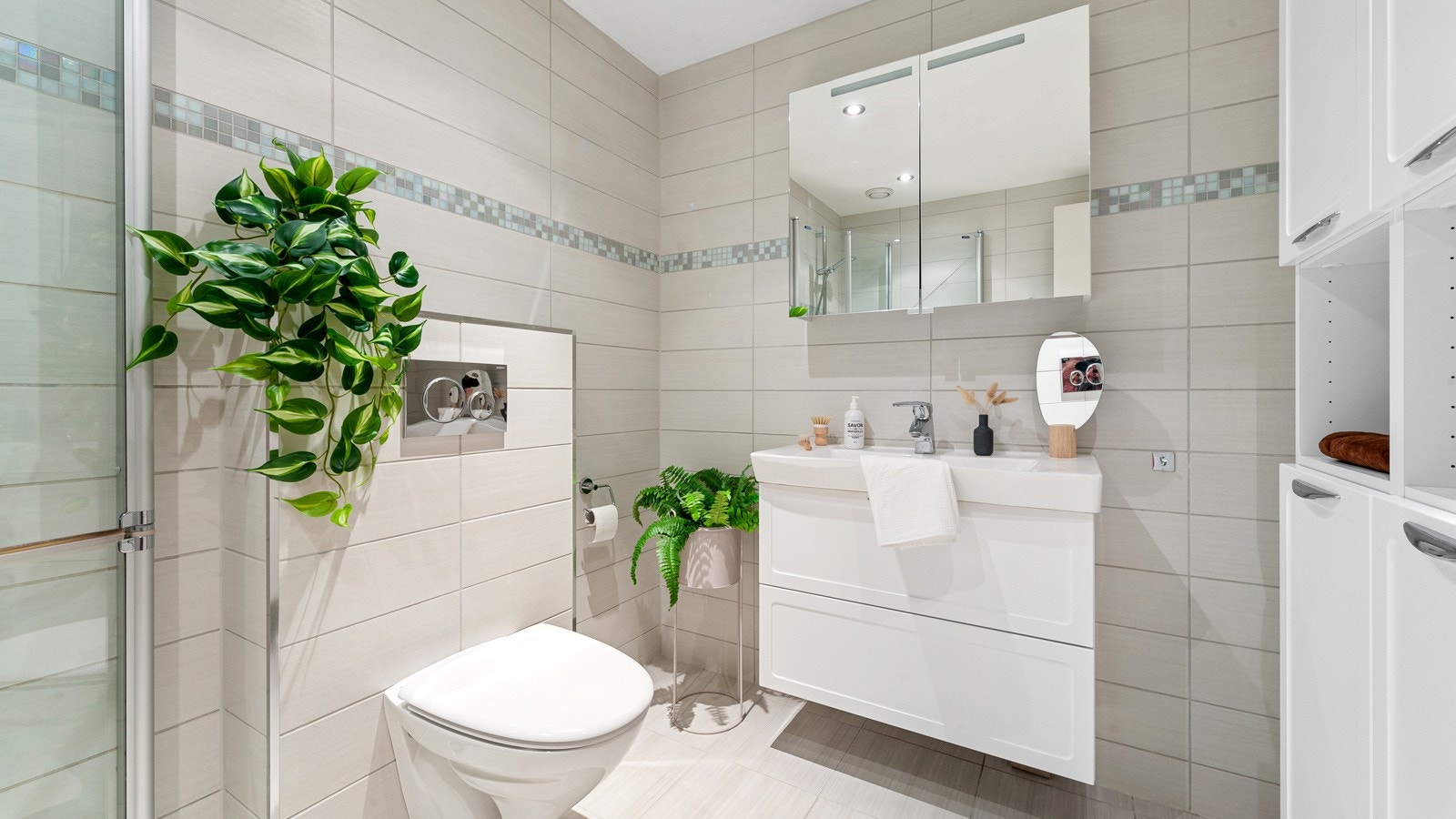 Soverom nr. 2 og 3 ligger i tilknytning til et bad. Badet er om lag 5 kvm. og er helfliset. Her er det god skapplass i innebygget skap samt en spesialbestilt dusj med todelt glassfront som gjør det lett å dusje barn eller vaske hund uten å selv bli våt. Galleribilde