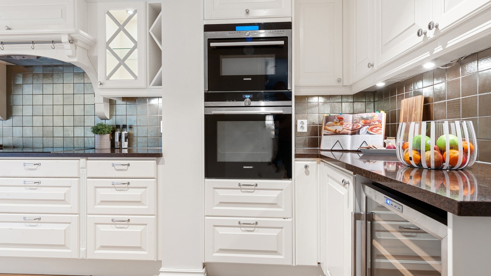 Hvitevarene fra Siemens og Gaggenau har en rekke funksjoner og innstillinger. Her lages maten nærmest "seg selv". Galleribilde