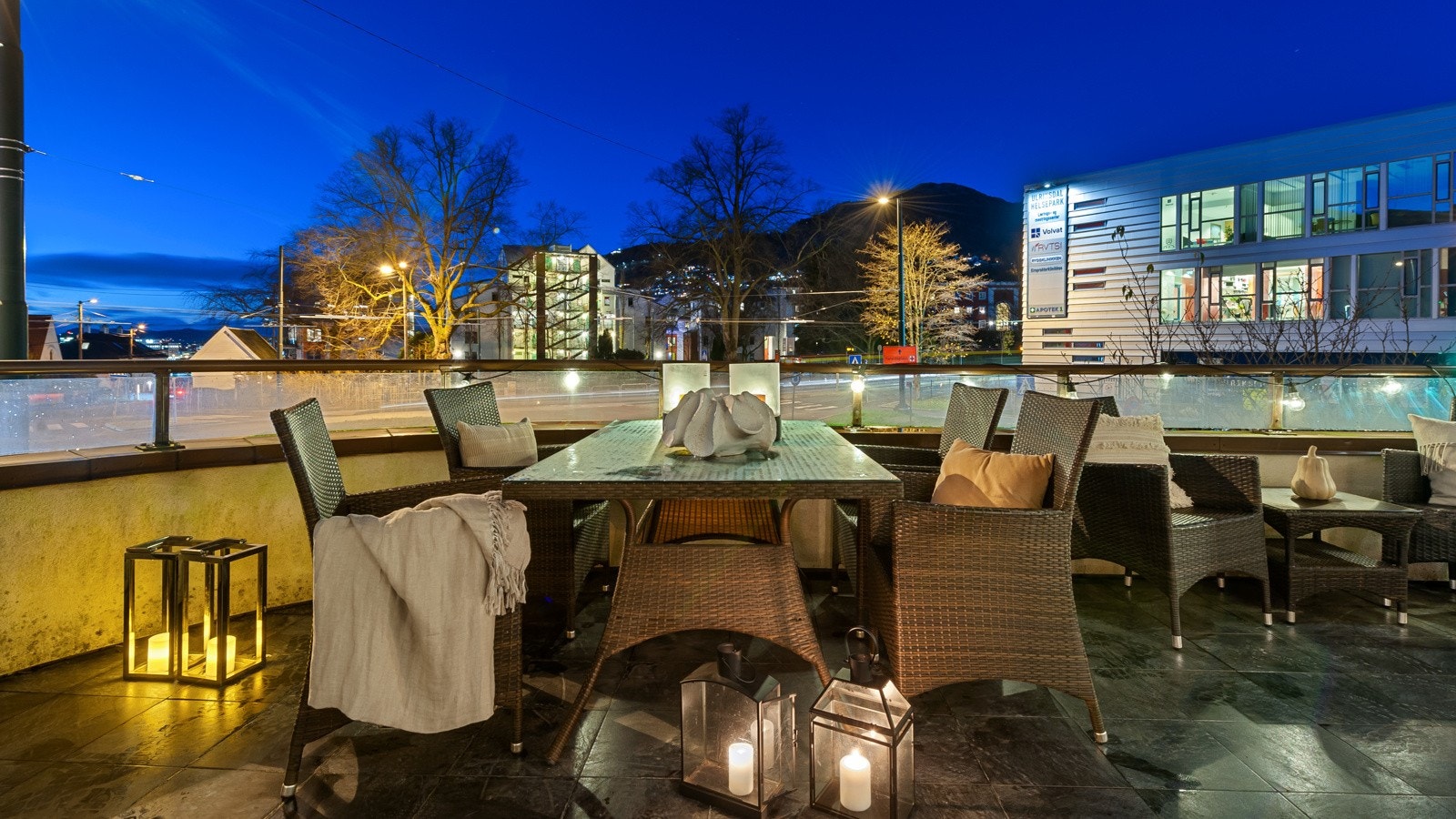 Nord/vestvendt terrasse på ca 25 m² med utgang fra stue og soverom, hvorav ca 6 m² er overbygd. Her ute er lagt opp for gassgrill og det er BOSE høytalersystem som server terrassen. Masse sol og flott utsikt. Galleribilde