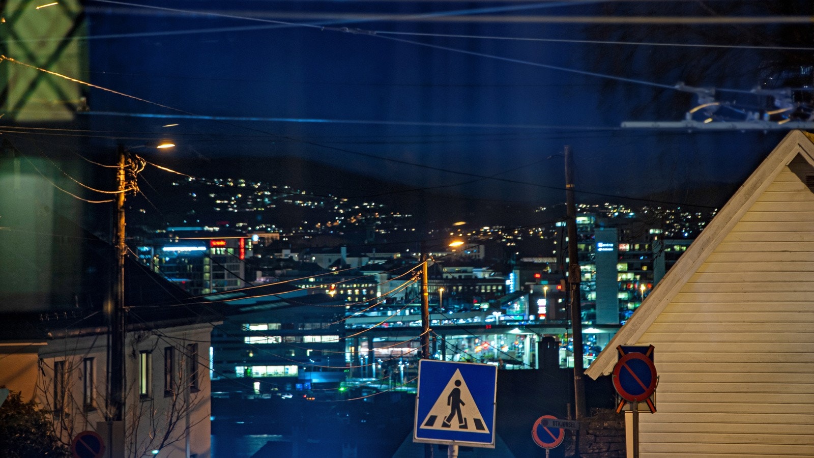 Fra leiligheten er det utsikt over nærområdet, deler av Bergen sentrum, Løvstakken, Fjellsiden og omkringliggende fjell. En kort spasertur ned Fløenbakken tar en ned til den nye bystranden som er under bygging ved Store Lungegårdsvann. Galleribilde
