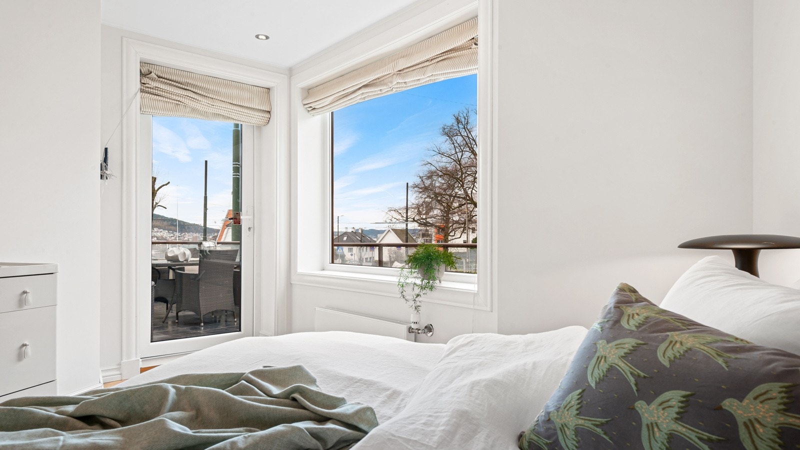 Hovedsoverommet har egen utgang til terrassen. Galleribilde
