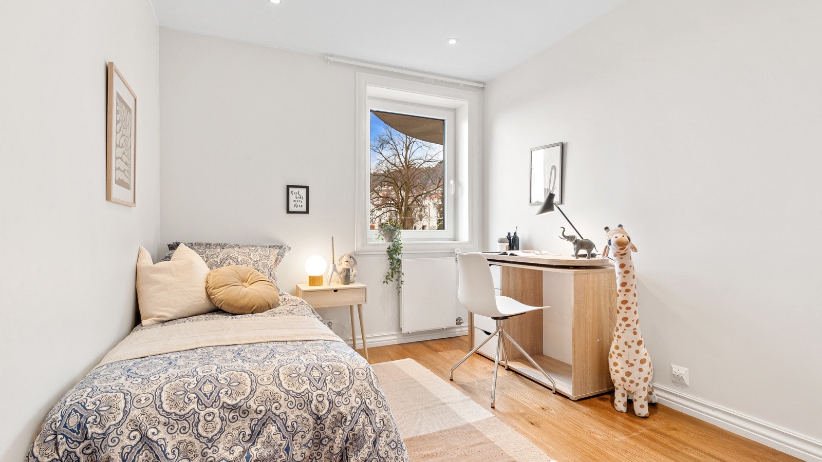 Soverom nr. 2 ligger ved siden av hovedsoverommet. Her er det også moderne overflater, fin belysning og radiatorovn med vannbåren varme. (alle tre soverom har radiatorovn). Galleribilde