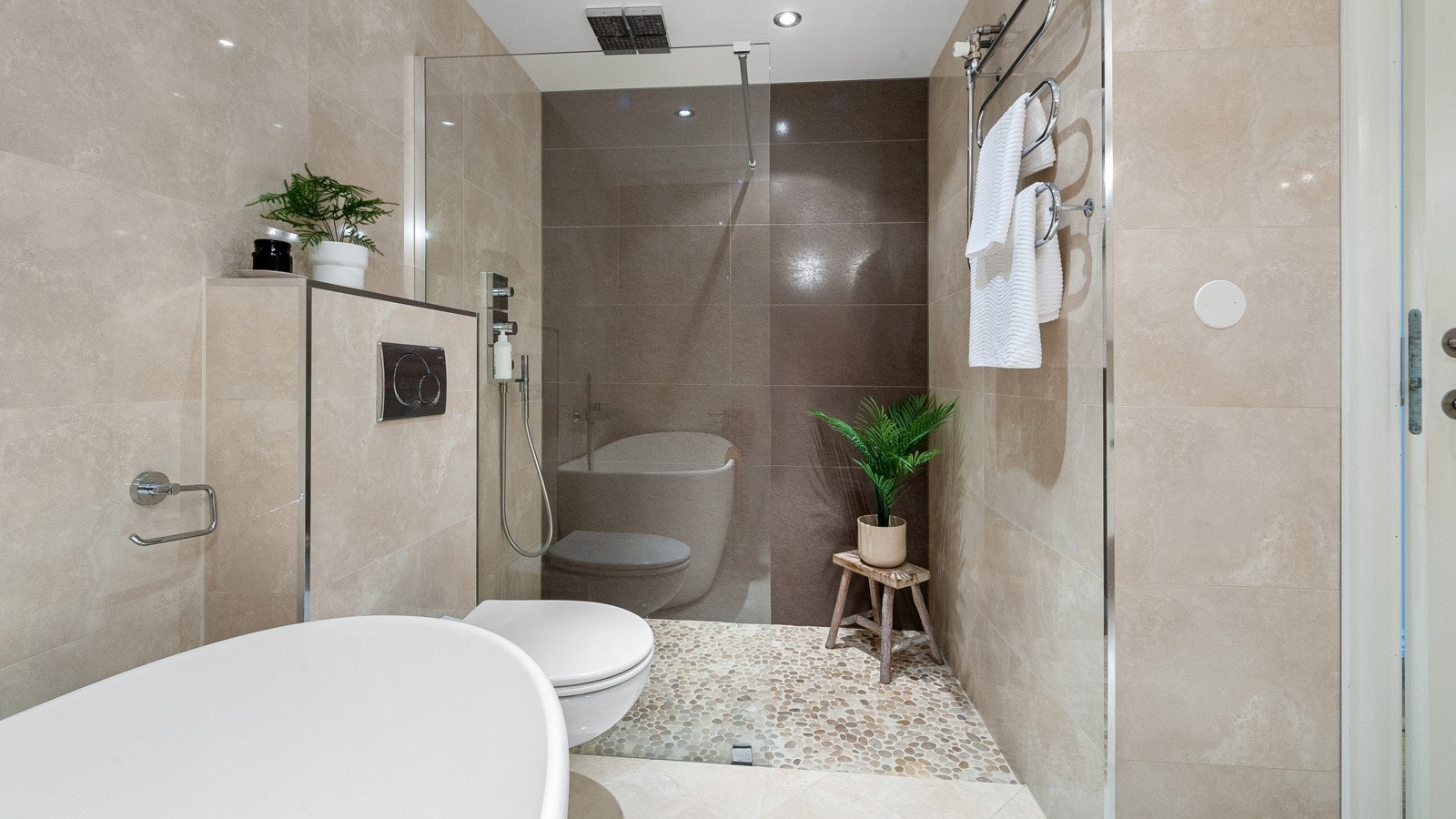 Det kan nevnes at det er håndklestativ med vannbåren varme som sørger for en herlig lunk i håndklet før bruk. Her får en følelsen av å ha et spa i egen bolig. Galleribilde