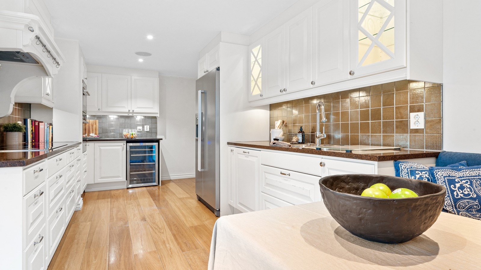 Her er det et stort Ballingslöv kjøkkeninnredning med profilerte fronter, skifer benkeplate og kvalitetshvitevarer fra Siemens og Gaggenau samt vinskap fra Logik. Galleribilde