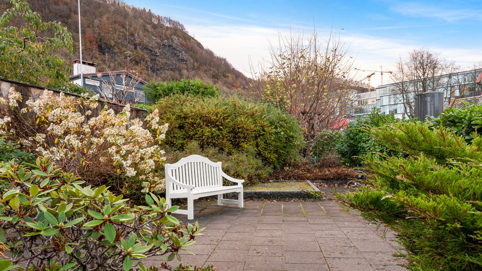 Tomten er foruten eiendommens bygningsmasse opparbeidet med interne veier, felles hage, benker, murer/bed og prydbusker/beplantning. Galleribilde