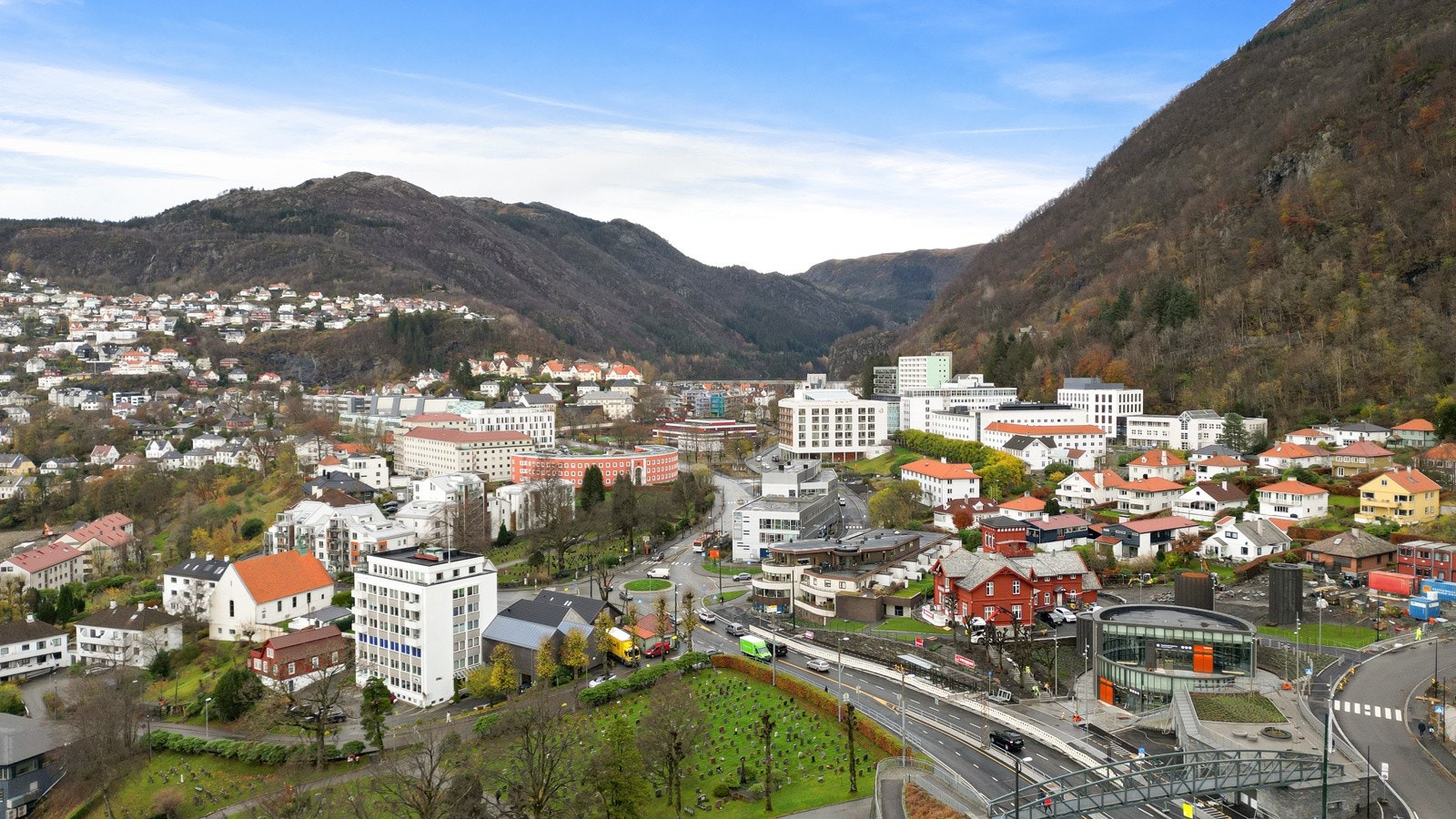 Det fineste turterreng i Fjellsiden, Svartediket, Isdalen, Vidden ligger i kort gåavstand fra leiligheten. Fra leiligheten er det kun minutter å gå til Ulriksbanens nedre stasjon. Galleribilde