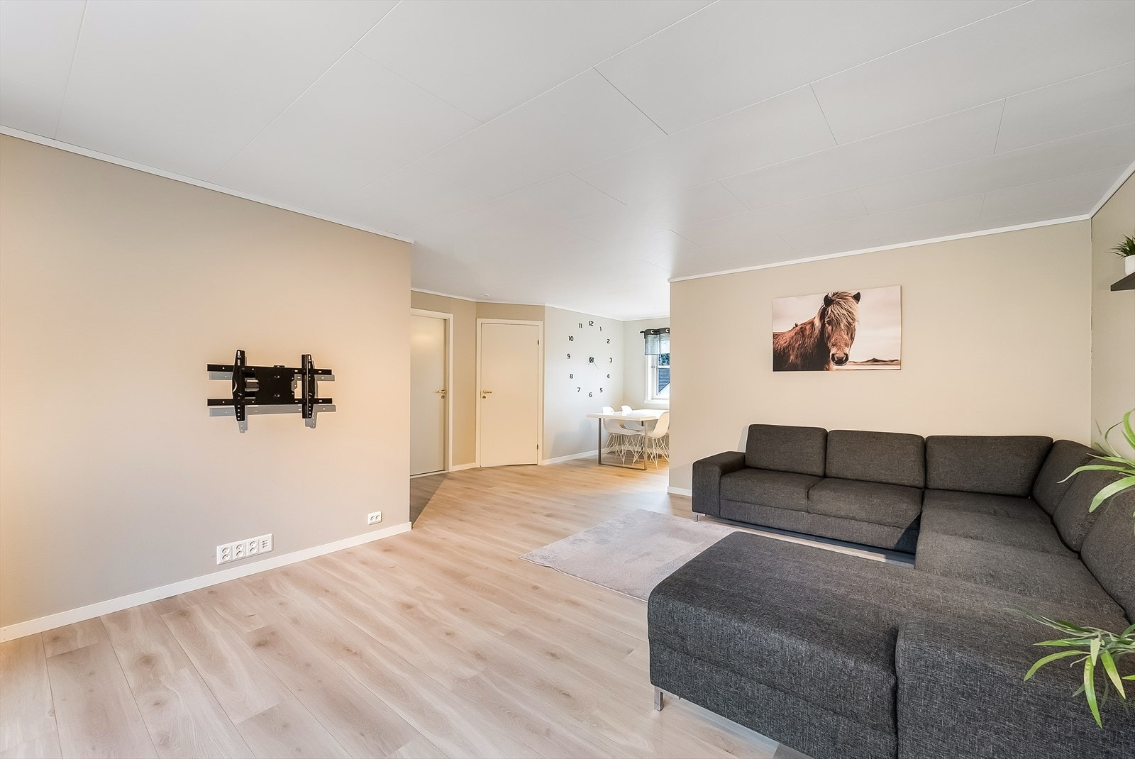 Fra stua er det delvis åpen løsning mot kjøkkenet. Galleribilde