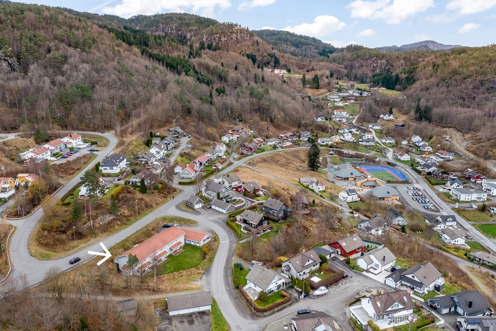 Leiligheten ligger i 2. etasje på enden i et leilighetskompleks på 6 leiligheter. Galleribilde