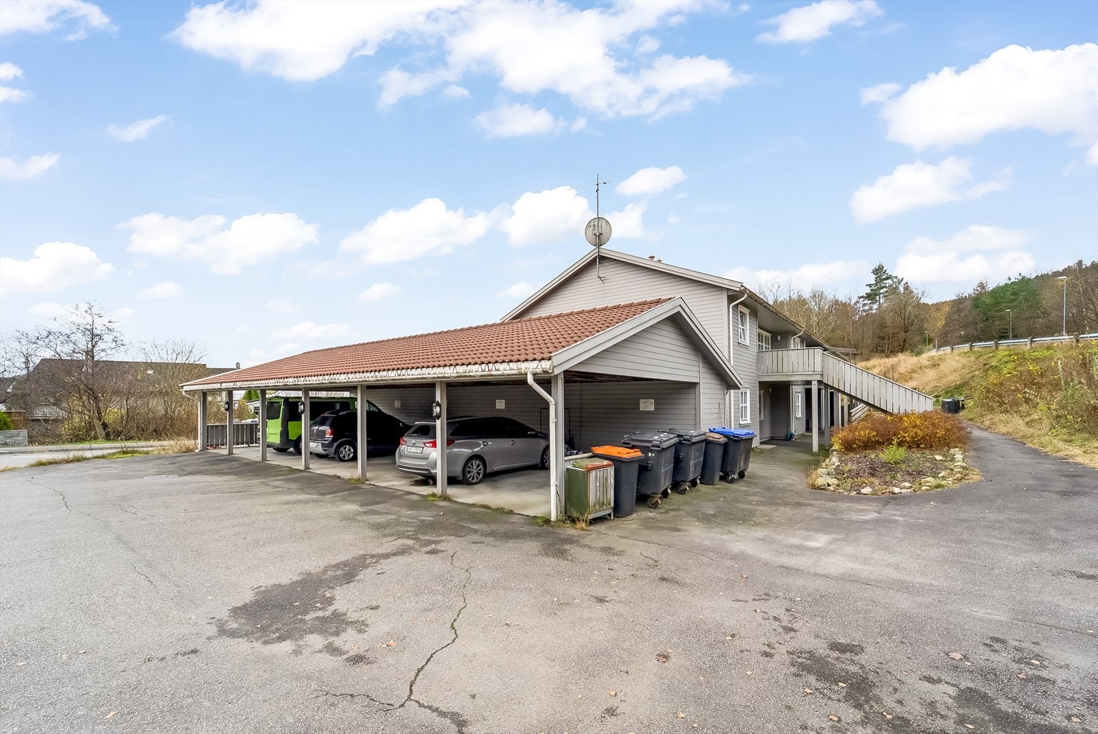Parkering i felles carportanlegg Galleribilde