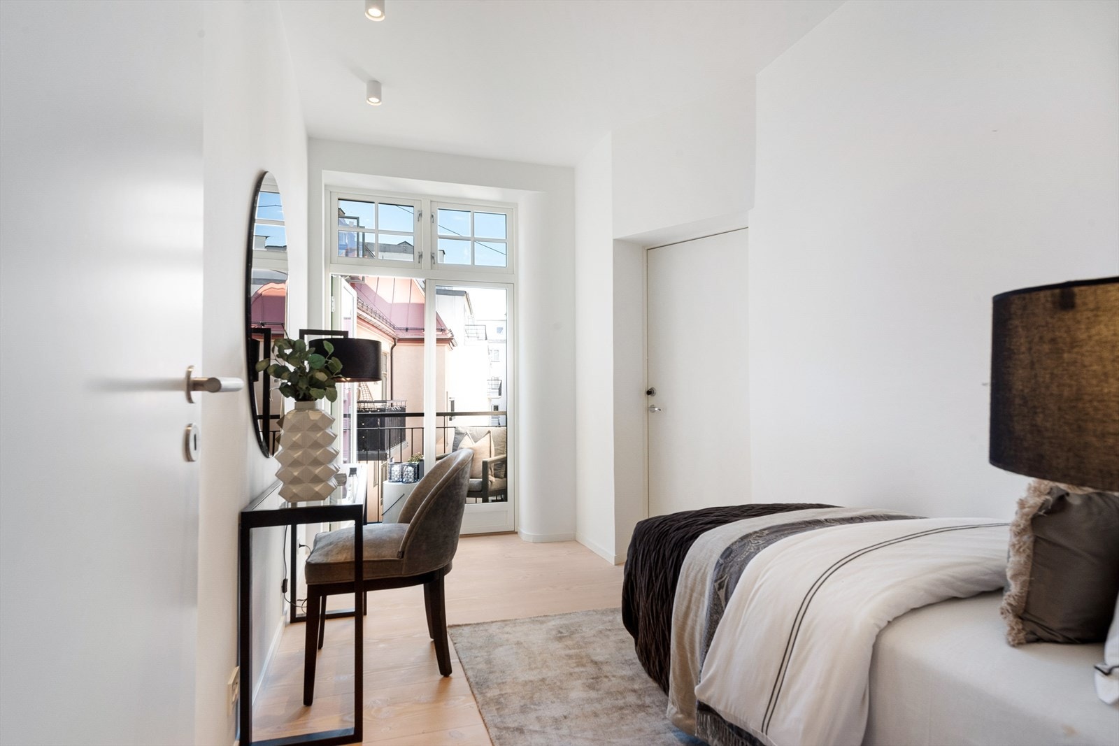 Boligens andre soverom har egen balkong mot bakgård. Galleribilde