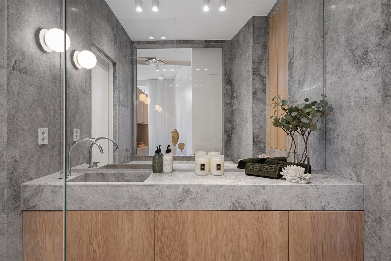 Legg merke til glassveggen mellom bad og hovedsoverom som skaper en luksuriøs hotellfølelse. Galleribilde